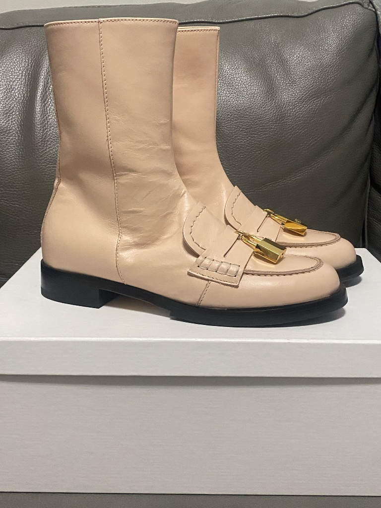 New! No21 Pale Pink Loafer-Style Ankle Bootie W. Gold Lock Detail Women's Sz 38
